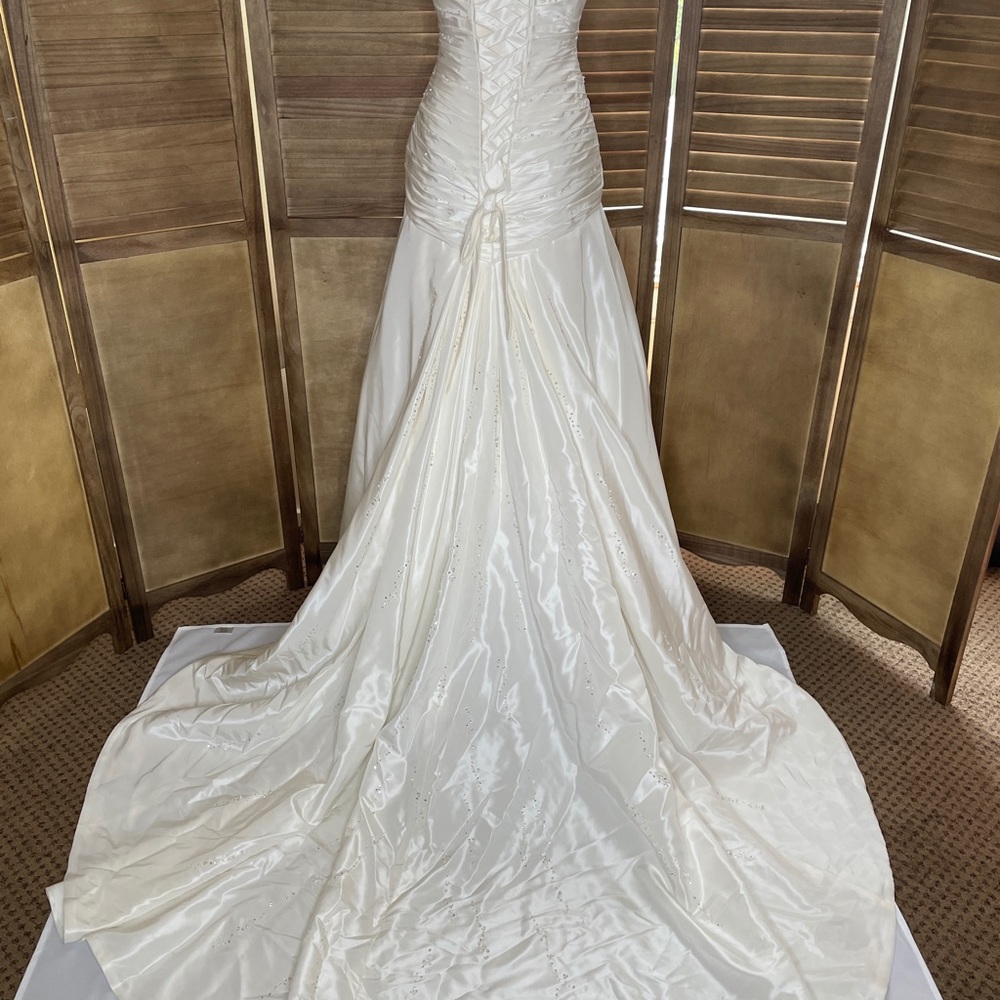 Ivory Wedding Dress. - Picture 5 of 16